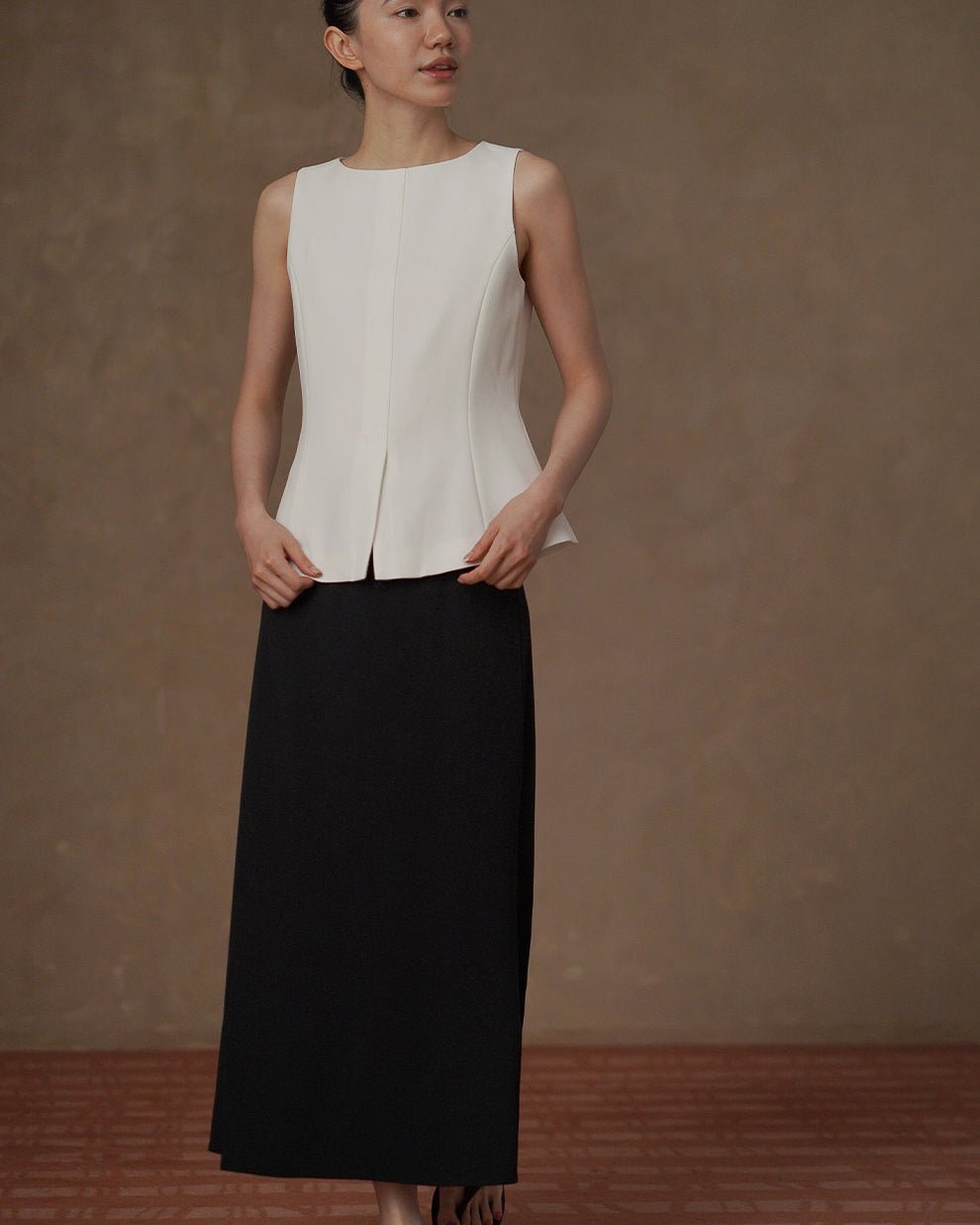 Front Slit Sleeveless Top - atelier hibito