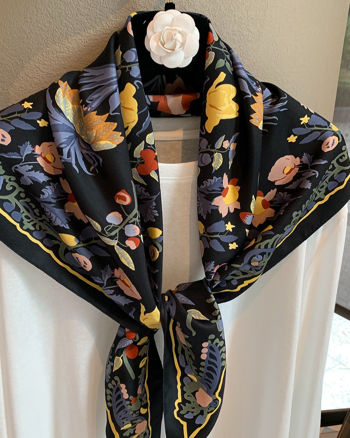 -THE Botanical- Flower Scarf -black - atelier hibito